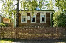 Прялки сложены в тихих сенях,
У шестка – чугунки и ухват.
В этом доме родился Есенин,
Этим чудом весь край богат.