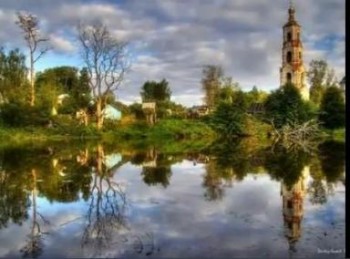 День людской у дороги топчется.
Отразились в воде вязи зодчества.