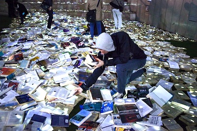 Многое делается литературными клубами, чтобы как – то привлечь людей к книге, литературе. Практически, в каждом городе находится инициатор, который создаёт литературный салон,  сообщество, вокруг которого собираются любители книг, поэзии; проводятся поэтические чтения, презентации, творческие встречи с авторами.  Сегодня самую  яркую акцию по привлечению людей к литературе и к книге проводит Мельбурнская литературная студия «Luzinterruptus».